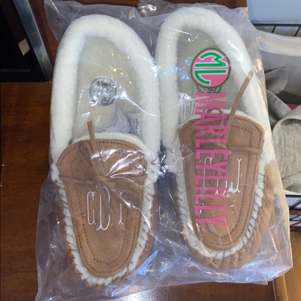 NWT monogrammed Marley Lilly bedroom slippers